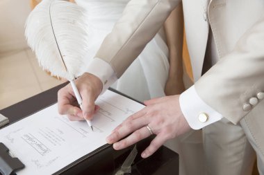 Damat evlilik evraklarını imzalıyor.