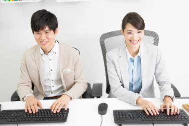 Asyalı iş adamları ofiste çalışıyor.