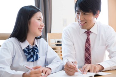 Genç Asyalı iş adamları ofiste çalışıyor.