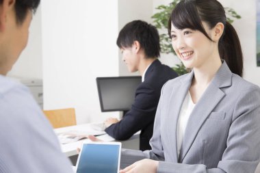 Ofiste çalışan iş adamları