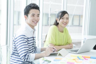 Genç Asyalı iş adamları ofiste çalışıyor.