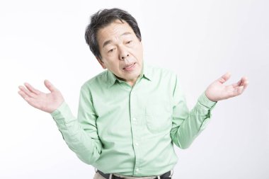 Kıdemli Asyalı beyaz arka planda ne yapacağını bilmiyor..