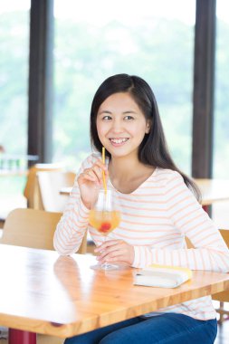 Güzel Japon kadın barda kokteyl içiyor.