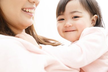 Anne ve küçük kızı evde. 