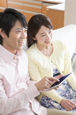 mutlu çift evde Tablet PC'yi kullanma 