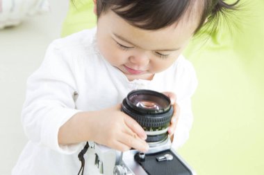 Küçük kız kamera ile oynamaya 