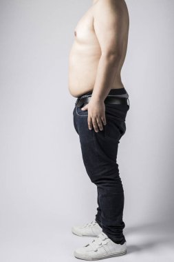 Koca göbekli şişman bir adam. Şişman adam. Stüdyo resmi