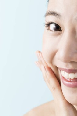 Mükemmel ciltli güzel bir Japon kadının portresi.