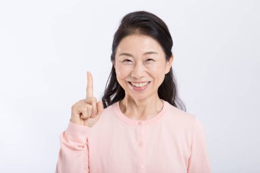 Asyalı son sınıf öğrencisi parmağını kaldırıyor. 