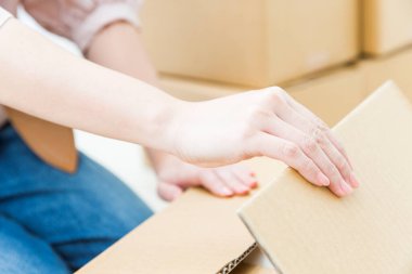 Kadın karton kutu paketliyor.