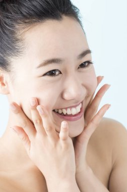 Mükemmel ciltli güzel bir Japon kadının portresi.