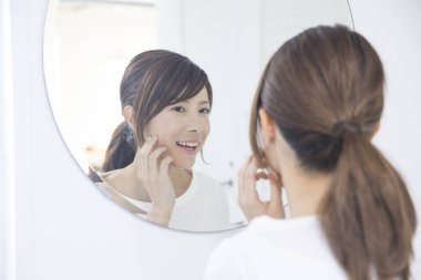 aynaya bakmak genç bir kadın 