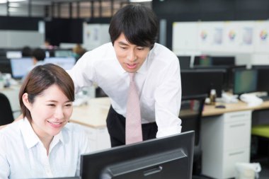 Ofiste çalışan iş adamları