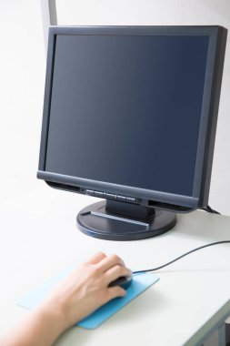 Bilgisayarı kapatan kadın ofis çalışanı 