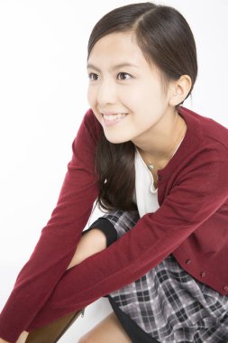 Beyaz arka planda poz veren Asyalı kadın 