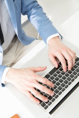 yakın plan - klavyede daktilo yazan işadamı.