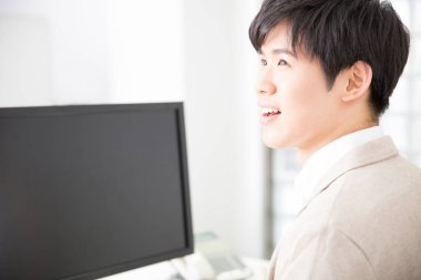 ofiste genç Asyalı işadamı