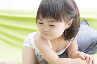 Asyalı küçük kız evde. 