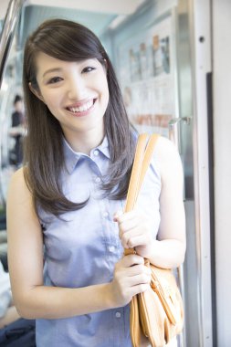 Metrodaki güzel Asyalı kadın. 