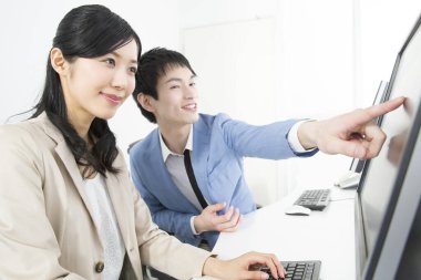 Yeni bir proje üzerinde çalışan iş adamları 