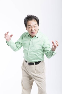 Asyalı kıdemli kızgın, beyaz tenli.