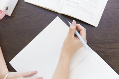 Üst görünüm kişisi not defterine not alıyor