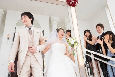 Mutlu Japon gelin ve damat düğün töreninde misafirlerle