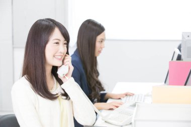 Genç çalışma office iş kadınları