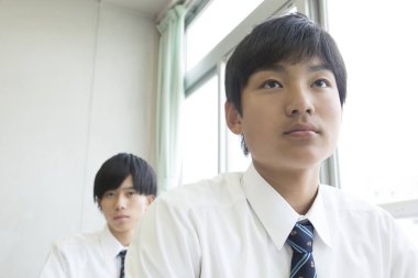 Sınıfta üniforma giyen iki öğrenci.