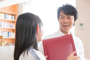 Kızı olan Asyalı bir gencin portresi.