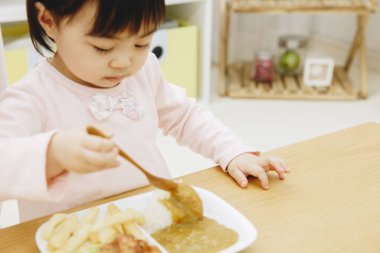 Güzel Asyalı kız evde Japon yemeği yiyor.