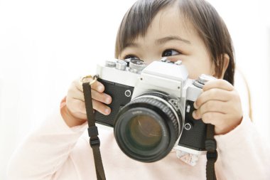 Kameralı Asyalı bebek 