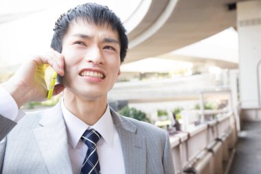 Şehir cep telefonu konuşurken işadamı