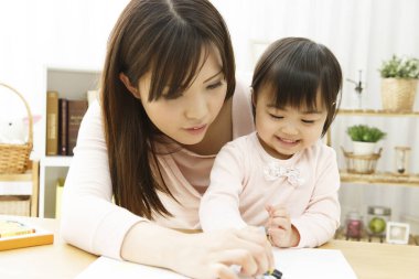 Güzel Asyalı anne ve kızı bir araya geliyorlar.