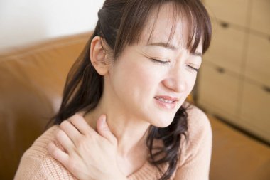 Kadın omuz ağrısı çekiyor, yakın plan.