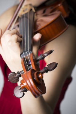 Güzel Asyalı kadın kemanla poz veriyor, yaklaşın.