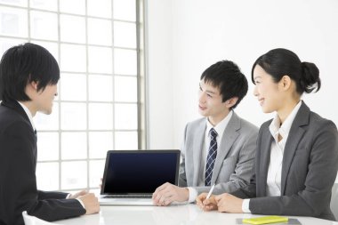 Ofiste toplanan kendinden emin genç iş adamlarının portresi.