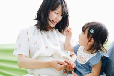 Genç Asyalı bir aile evde oynuyor.