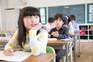 Derste sınıfta yazan Asyalı kızı kapat. 