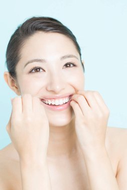 Dişleri temizleyen kadını kapat.