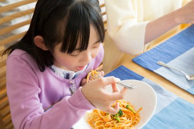 Asyalı çocuk spagetti yemek 