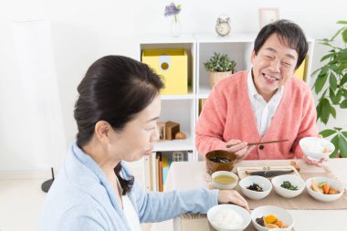 Japon kıdemli çift evde öğle yemeği yiyor. 