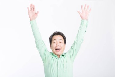 Üst düzey Asyalı işadamı beyaz arka planda el ele tutuşuyor..