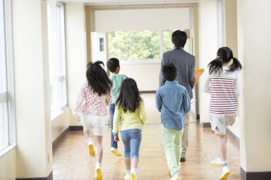 Koridorda yürüyen okul çocukları ve erkek öğretmenin arka plan görüntüsü 