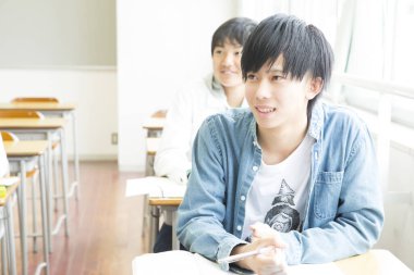 Sınıftaki Asyalı öğrencilerin portresi.