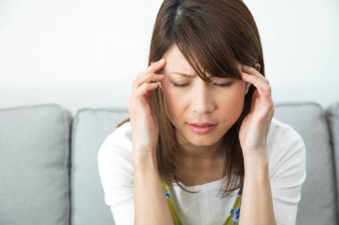 Asyalı kadın duygu baş ağrısı