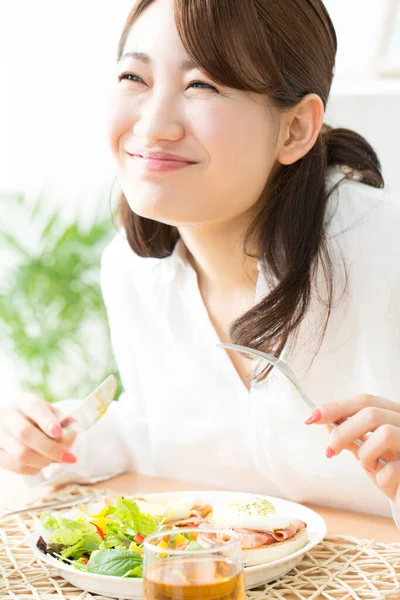 Hermosa Mujer Asiática Comiendo Deliciosa Comida — Foto de Stock