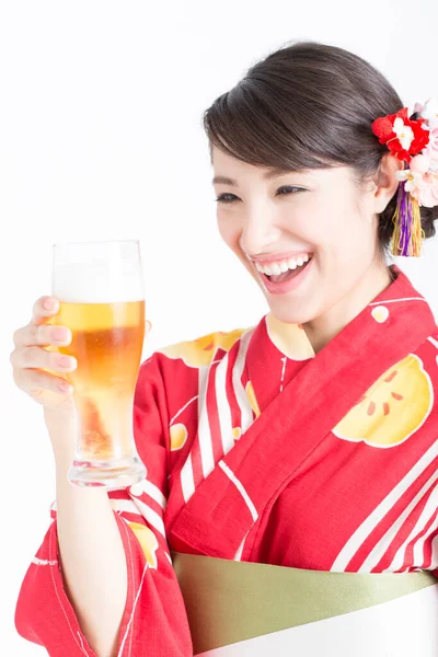 Joven Asiática Mujer Tradicional Japonés Ropa Con Taza Cerveza — Foto de Stock