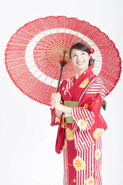 Potret Wanita Jepang Cantik Dalam Kimono Dengan Payung Merah — Stok Foto