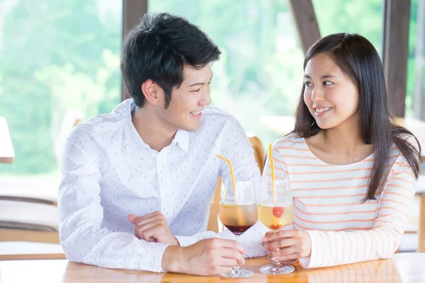 Happy Japanese Young Couple Cocktails Cafe — Stock Photo, Image